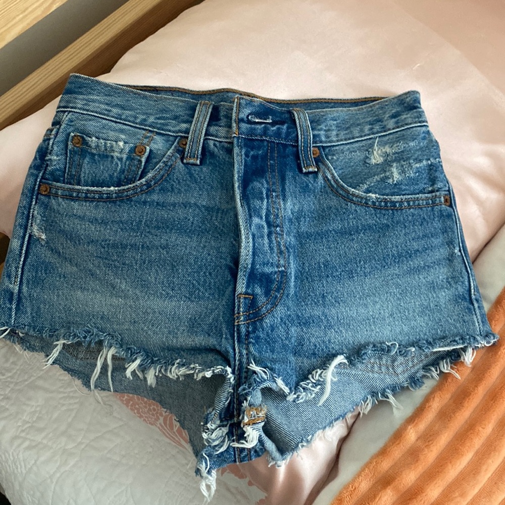 LEVIS JEAN SHORTS